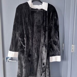 dELiA*s Black and White Plush Robe